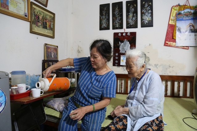  Nữ phu rác 67 tuổi ở Hà Nội: Ngày nào tôi nghỉ làm, mẹ tôi phải nhịn thuốc - Ảnh 1.