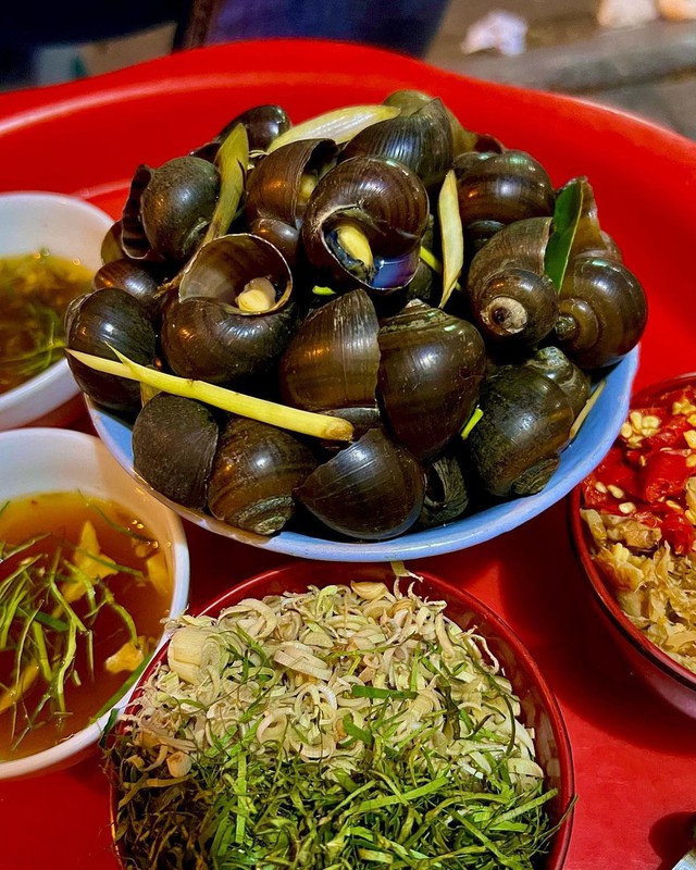 Delicious, long-standing snail shops in Hanoi for a cool autumn afternoon, suitable for gathering friends - Photo 1.