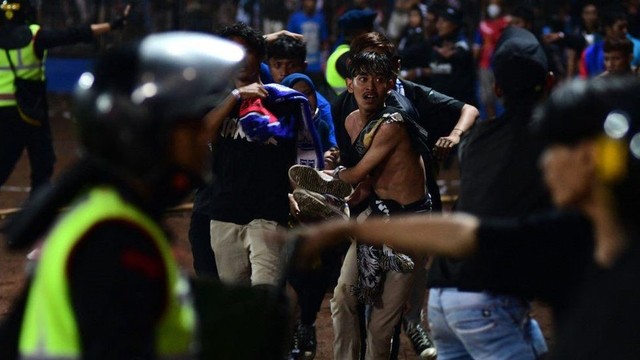 Lời kể của nhân chứng trong trận bạo loạn sân cỏ chết chóc nhất thế giới tại Indonesia - Ảnh 2.