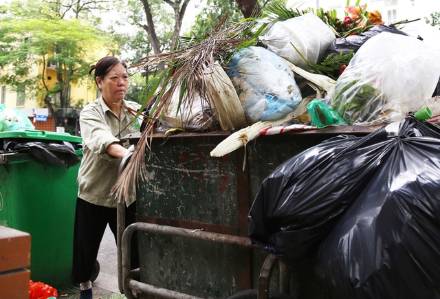  Nữ phu rác 67 tuổi ở Hà Nội: Ngày nào tôi nghỉ làm, mẹ tôi phải nhịn thuốc - Ảnh 10.