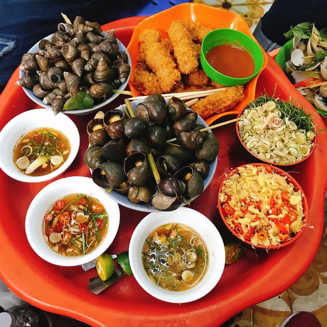 Delicious, long-standing snail shops in Hanoi for a cool autumn afternoon, suitable for gathering friends - Photo 9.