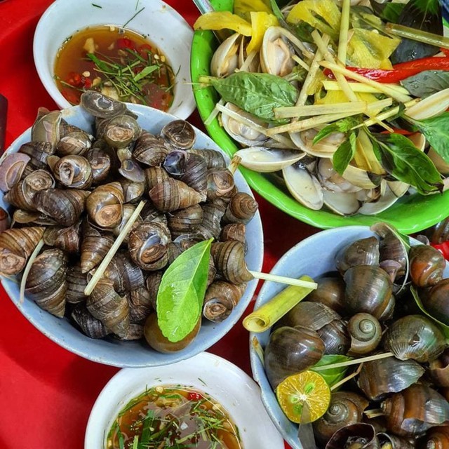 Delicious, long-standing snail shops in Hanoi for a cool autumn afternoon, suitable for gathering friends - Photo 4.
