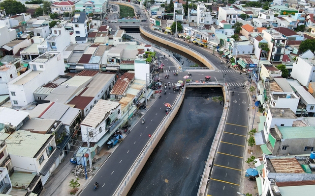 Phường Bình Hưng Hòa A (Quận Bình Tân, TP.HCM) rộng 4,65km2, dân số hơn 123.000 người (theo tổng điều tra dân số năm 2019). Tuy diện tích nhỏ nhưng đây lại là phường đông dân nhất TP.HCM và có dân số lớn hơn hơn 28 thành phố, ví dụ như TP Bà Rịa (108.701 người), TP Trà Vinh (112.584 người), TP Sơn La (106.052 người).