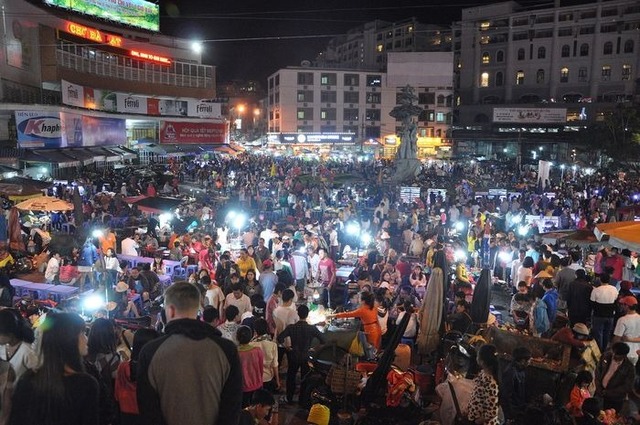 Take a look at the famous markets throughout Vietnam, everywhere crowded with foreign tourists - Photo 24.