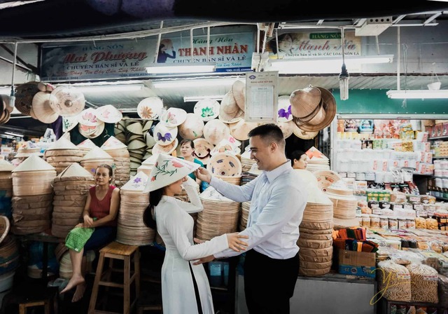 Take a look at the famous markets throughout Vietnam, everywhere crowded with foreign tourists - Photo 14.