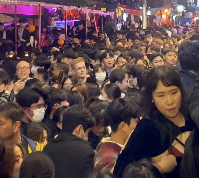 Hình ảnh đám đông 100.000 người kẹt cứng trong phố hẹp Seoul đêm thảm kịch Halloween - Ảnh 1.