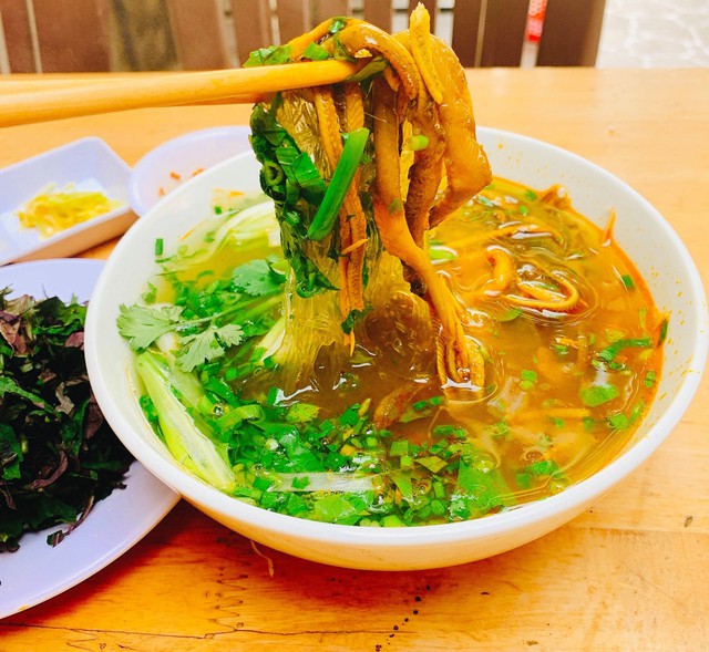 Wandering around Hanoi, enjoying 1001 specialty dishes from Vietnam's provinces - Photo 15.