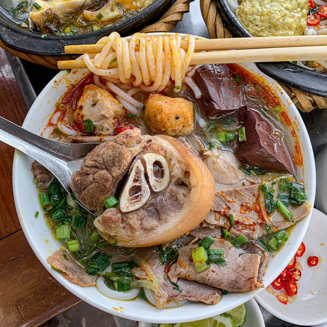Lượn quanh Hà Nội, thưởng thức 1001 món ăn đặc sản từ các tỉnh thành Việt Nam - Ảnh 12.