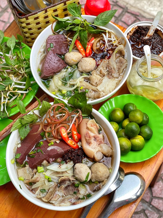 Wandering around Hanoi, enjoying 1001 specialty dishes from Vietnam's provinces and cities - Photo 11.