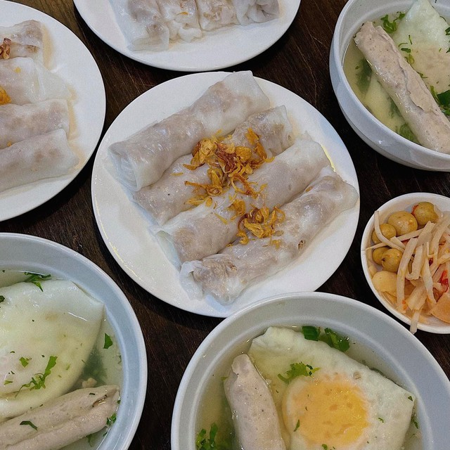 Wandering around Hanoi, enjoying 1001 specialty dishes from Vietnam's provinces and cities - Photo 2.