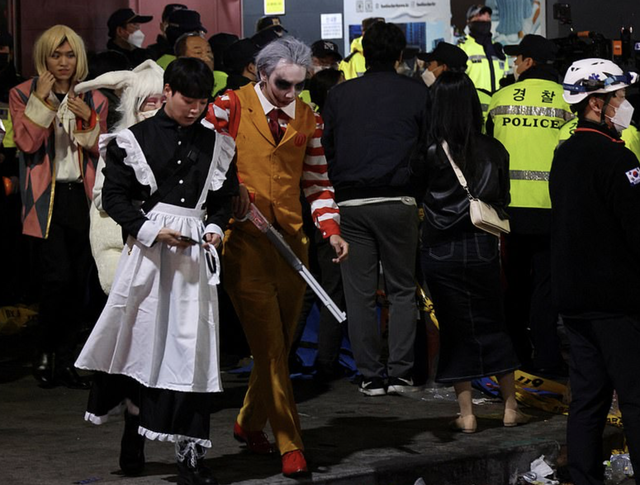Hình ảnh đám đông 100.000 người kẹt cứng trong phố hẹp Seoul đêm thảm kịch Halloween - Ảnh 10.