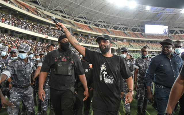 Cảnh sát hộ tống ngôi sao ca nhạc Fally Ipupa rời sân vận động Olympic của thành phố Abidjan, Bờ biển Ngà, vào tháng 3-2021 - Ảnh: AFP