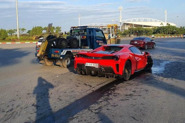  Hà Nội: Siêu xe Ferrari va chạm xe máy, một người tử vong - Ảnh 1.