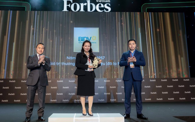 Đại diện BIDV nhận giải thưởng của Forbes