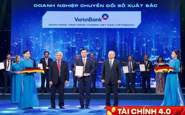 Ông Trần Công Quỳnh Lân - Phó Tổng Giám đốc kiêm Giám đốc Chuyển đổi số đại diện VietinBank nhận giải thưởng Doanh nghiệp chuyển đổi số xuất sắc Việt Nam năm 2021