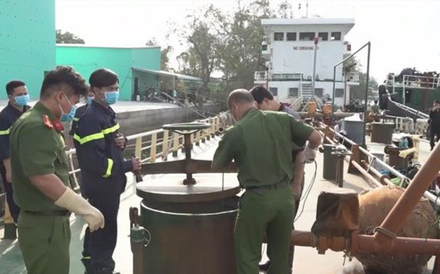 Cảnh sát phong tỏa một cơ sở trong đường dây buôn lậu xăng dầu