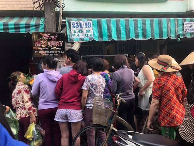 Crispy roasted pork skin sells for half a million / kg, customers are lined up because they love the owner's "knife" - Photo 11.