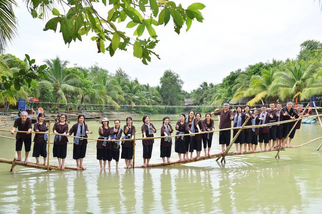 Returning to Vinh Long, Ben Tre to once experience going to the monkey bridge, wearing a ba ba shirt to the pond to slap fish in the garden - Photo 12.