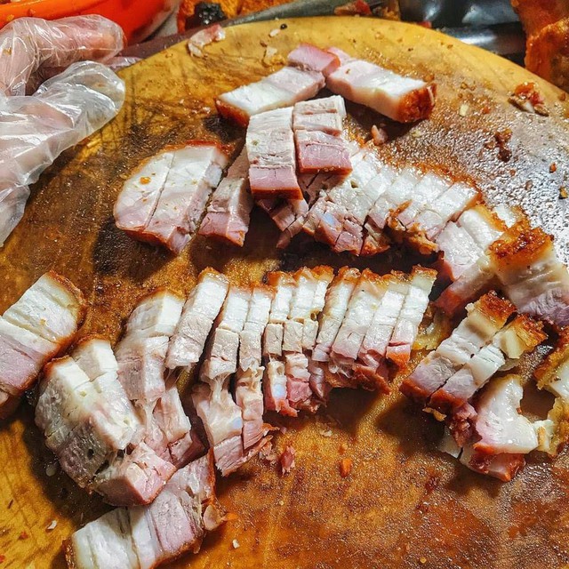 Crispy roasted pork skin sells for half a million / kg, customers are lined up because they love the owner's 