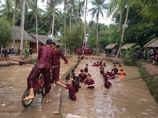 Returning to Vinh Long, Ben Tre to once experience going to the monkey bridge, wearing a ba ba shirt to the pond to slap fish in the garden - Photo 17.