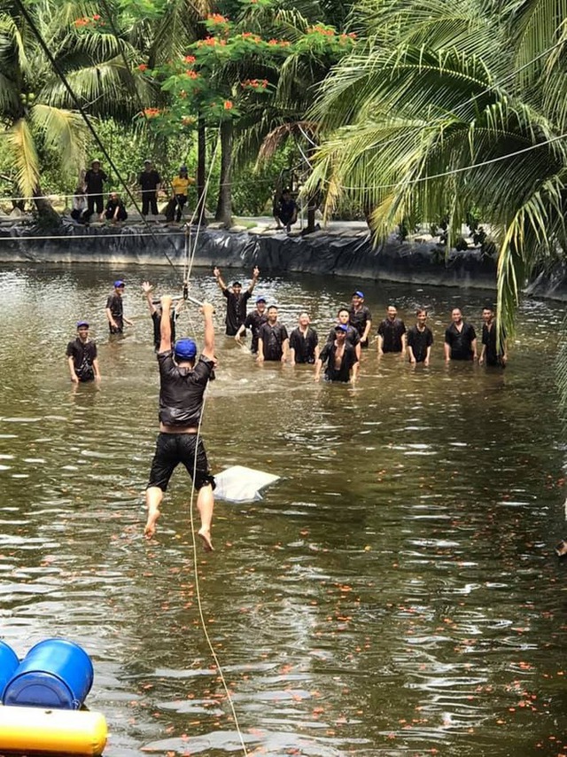 Returning to Vinh Long, Ben Tre to once experience going to the monkey bridge, wearing a ba ba shirt to the pond to slap fish in the garden - Photo 16.