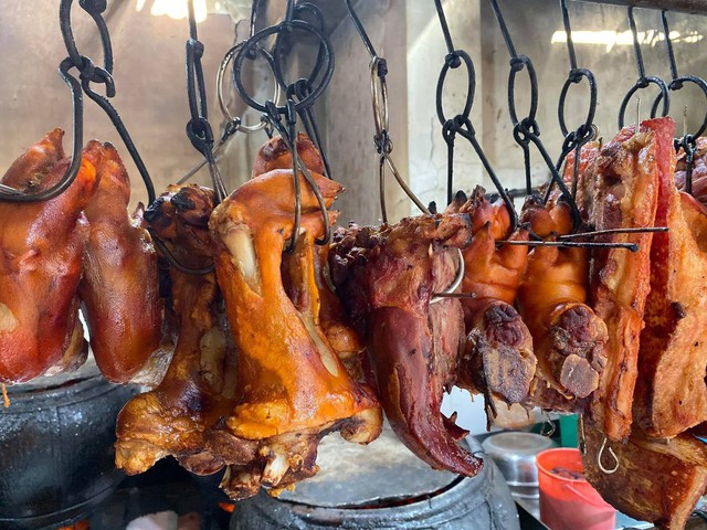 Crispy roasted pork skin sells for half a million / kg, customers are lined up because they love the owner's 