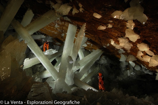 Hang động bí ẩn ở Mexico chứa đầy những viên pha lê trắng - Ảnh 2.