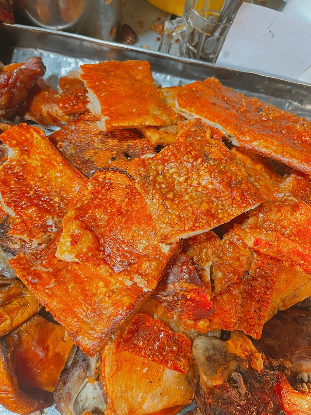 Crispy roasted pork skin sells for half a million / kg, customers are lined up because they love the owner's 