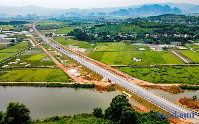 Cao tốc Mai Sơn - Quốc lộ 45 là một trong 3 dự án thành phần thuộc dự án đường cao tốc Bắc - Nam phía đông. Dự án có tổng mức đầu tư 12.111 tỷ đồng, được khởi công ngày 30/9/2020 và phải hoàn thành vào cuối năm 2022 theo chỉ đạo của Chính phủ.