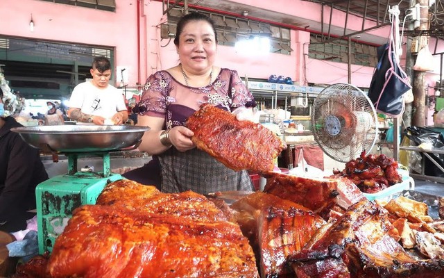 Da heo quay giòn bán nửa triệu/ký, khách xếp hàng đông nghẹt vì mê “đao công” của chủ quán