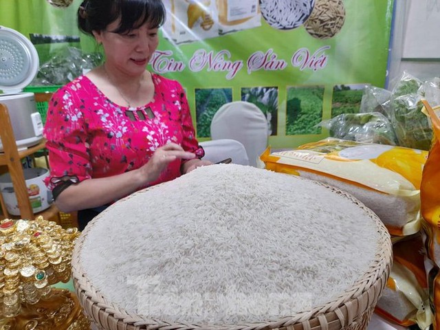Giá gạo Việt Nam tăng vượt Thái Lan, gạo 100% tấm cháy hàng - Ảnh 1.
