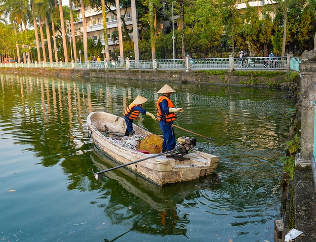  Hà Nội: Công nhân khẩn trương vớt cá chết nổi trên mặt hồ Tây - Ảnh 11.