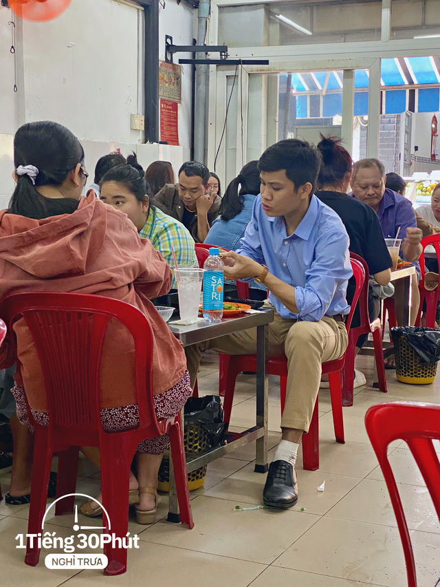 The alley snail shop makes office workers skip meals to queue for lunch - Photo 4.