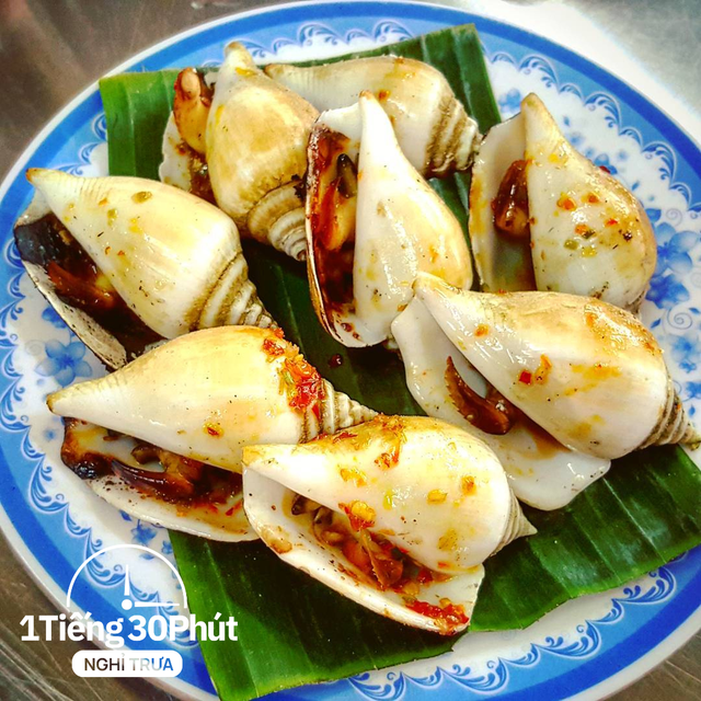 An alley snail shop makes office workers skip meals to queue for lunch - Photo 8.