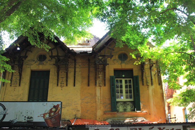 Admire the beauty of ancient French villas in the autumn sunshine of Hanoi - Photo 2.