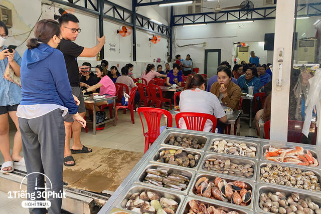 The alley snail shop makes office workers skip meals to queue for lunch - Photo 5.