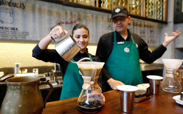 Kế hoạch khiến đối thủ sợ Starbucks: Mở 2.000 cửa hàng mới, giảm thời gian pha chế từ 87 giây còn 36 giây - Ảnh 8.