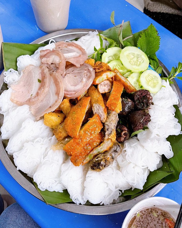 The old vermicelli with shrimp paste and shrimp paste are located in the heart of Hanoi's old town - Photo 9.