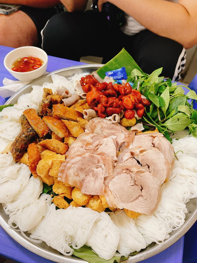 The old vermicelli with shrimp paste and shrimp paste are located in the heart of Hanoi's old town - Photo 10.