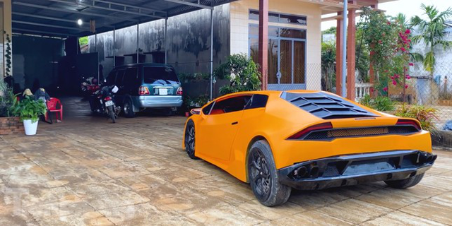 Nhóm thanh niên biến hình xế cổ thành siêu xe Lamborghini - Ảnh 4.