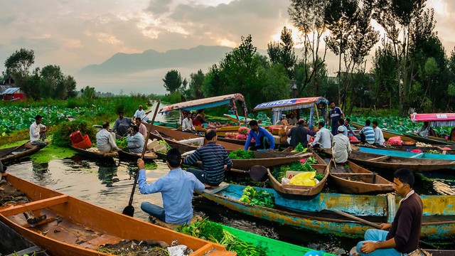 Discover the unique characteristics of 5 famous markets in the West - Photo 17.