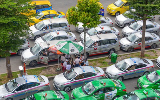 Nhiều hãng taxi chạy trong sân bay Tân Sơn Nhất, TP.HCM, mỗi hãng một màu xe, đồng phục riêng cho tài xế - Ảnh: QUANG ĐỊNH