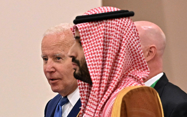 Tổng thống Mỹ Joe Biden (trái) và Thái tử Saudi Arabia Mohammed bin Salman - Ảnh: AFP