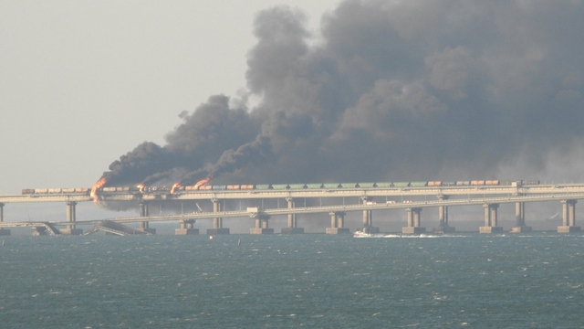 Những hình ảnh cầu Crimea bốc cháy ngùn ngụt và bị sụp xuống một phần - Ảnh 11.