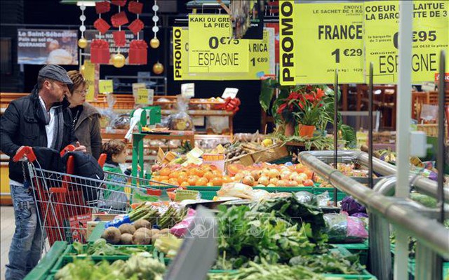 Người dân mua hàng tại chuỗi siêu thị Auchan ở Saint-Sebastien-sur-Loire, miền Tây Pháp. Ảnh: AFP/TTXVN