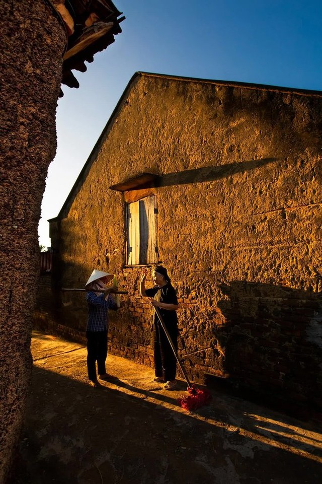 Lost in the old space with time-stained villages stretching across Vietnam - Photo 13.