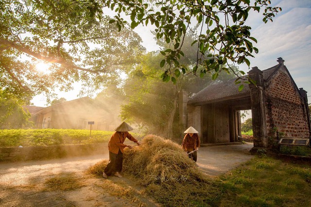 Lost in the old space with time-stained villages stretching across Vietnam - Photo 9.