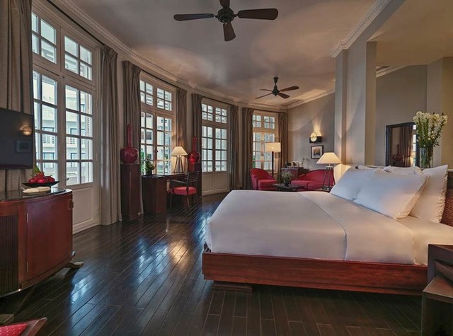 What's in the 90-year-old hotel in Hue that is among the top hotels in Southeast Asia by American newspapers?  - Photo 5.