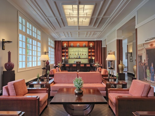 What's in the 90-year-old hotel in Hue that is among the top hotels in Southeast Asia by American newspapers?  - Photo 3.