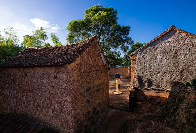 Lost in the old space with time-stained villages stretching across Vietnam - Photo 14.